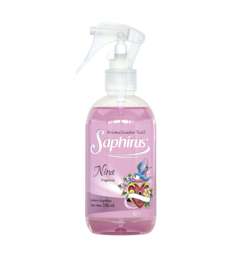 Frasco de spray Pink Saphirus con diseño floral sobre fondo blanco.