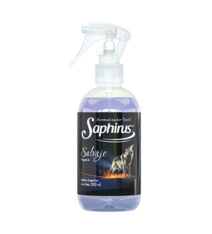 Un frasco pulverizador transparente de limpiador de calzado Saphir con etiqueta negra y líquido morado en su interior.