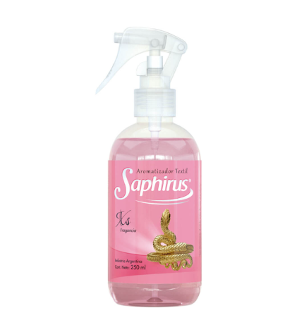 Frasco pulverizador Pink Saphirus con tapón de gatillo blanco y etiqueta floral dorada sobre fondo blanco.