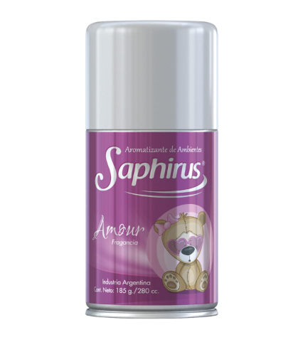Lata de spray Purple Saphirus con ilustración de un osito de peluche sobre fondo blanco.