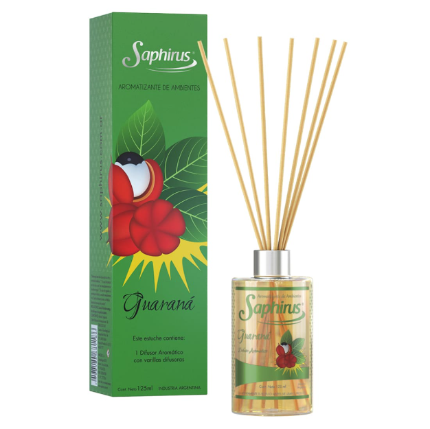 Difusor de varillas de Saptirus Guaraná verde con botella, caja y varillas color canela sobre fondo blanco.