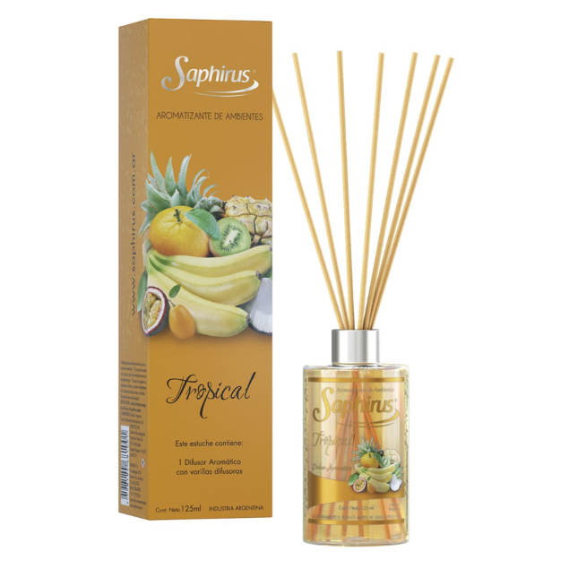 Difusor de varillas con aroma a frutas tropicales dorado, caja con diseño frutal y varillas color canela sobre fondo blanco.