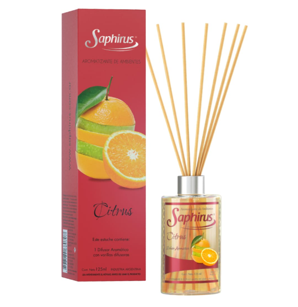 Set difusor de varillas Saphius con aroma a cítricos, envase con fragancia a naranja y varillas de madera.