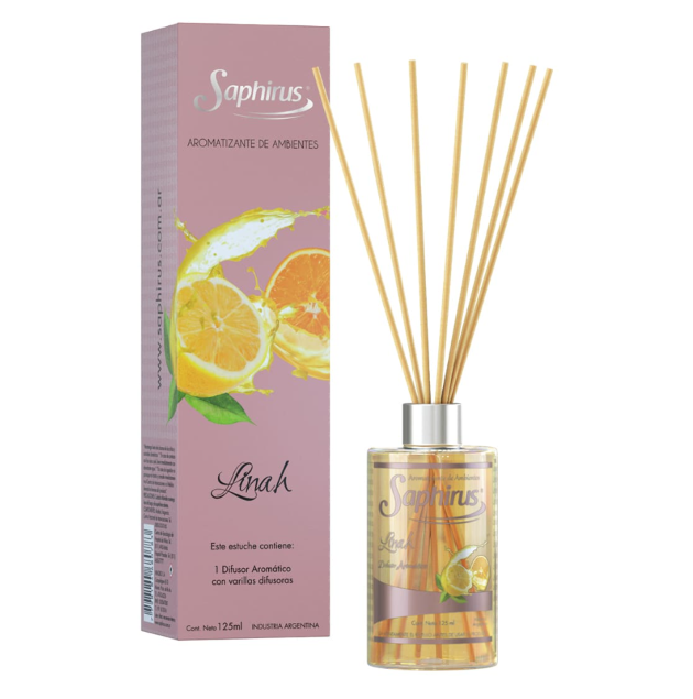 Caja difusora de varillas rosa y botella de vidrio con etiquetas y varillas con aroma cítrico.