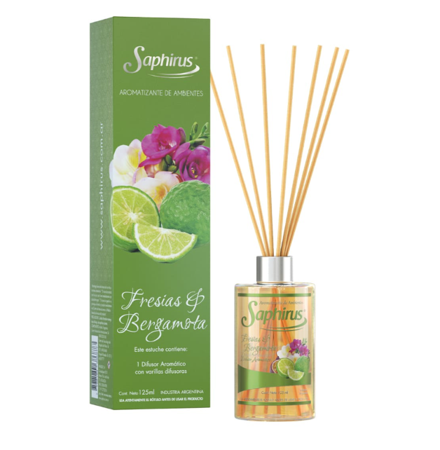 Caja difusora de varillas Green Sophirus Fresias & Bergamota con flores y rodajas de lima.