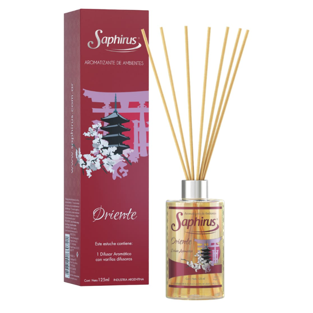 Set difusor de varillas Oriente de Saphir con caja roja y botella de vidrio con varillas naturales.
