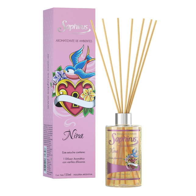Difusor de varillas rosa con etiqueta floral y varillas doradas altas junto a una caja a juego.