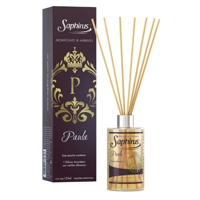 Difusor de varillas Saphris Paula en una caja color burdeos y dorado con botella de vidrio transparente y varillas.
