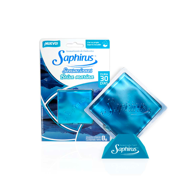Caja y sobres de detergente líquido para ropa azul zafiro sobre fondo blanco.