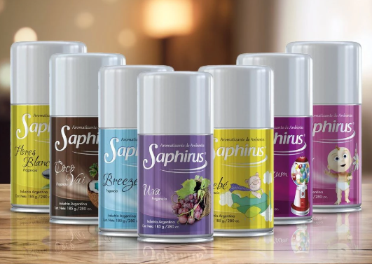 Surtidos botes de spray para el cuidado del calzado de la marca Saphir, de colores variados, alineados