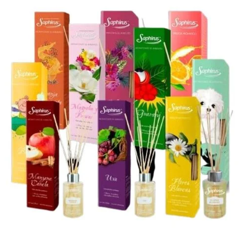 Difusores de varillas Sapna de colores variados y cajas ambientadoras florales exhibidos verticalmente sobre un fondo blanco.