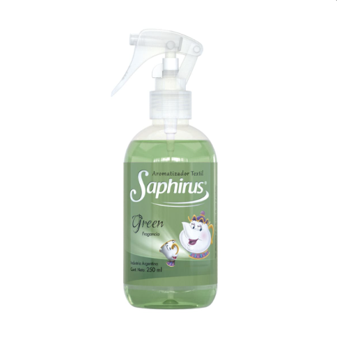 Botella de spray Green Saphirus con boquilla blanca y etiqueta de dibujos animados sobre fondo liso.
