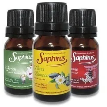 Tres frascos de aceite perfumado Saphirus con etiquetas verdes, amarillas y rojas sobre un fondo blanco.