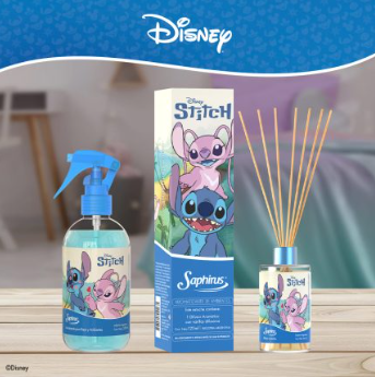 Set de ambientador Disney Stitch con botella pulverizadora, difusor de varillas y caja sobre una mesa.