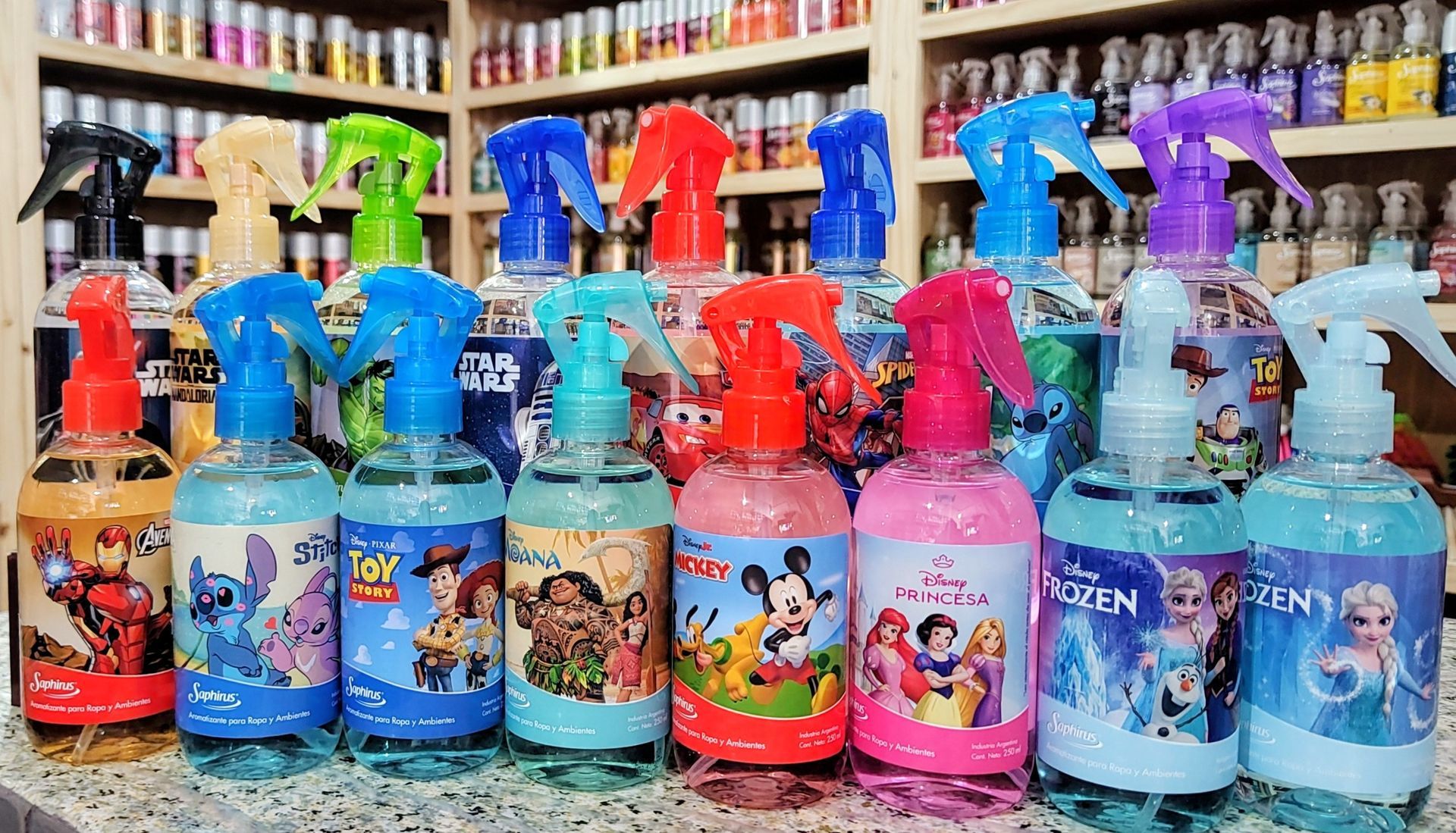 En una tienda, se alineaban en los estantes filas de coloridos frascos de spray con motivos de dibujos animados.