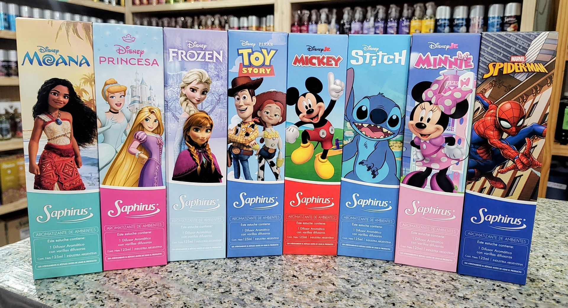 Letreros con personajes de Disney colocados en fila sobre una superficie de piedra al aire libre.