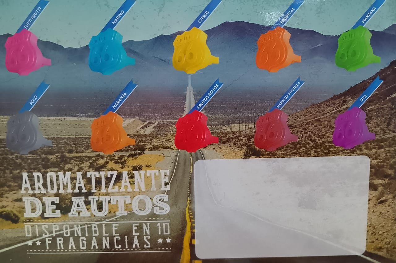 Exhibidor Aromatizador de autos con ambientadores colgantes de colores y un panel de etiqueta blanca en blanco.