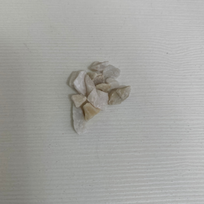 Pedriscos para jardim na cor palha