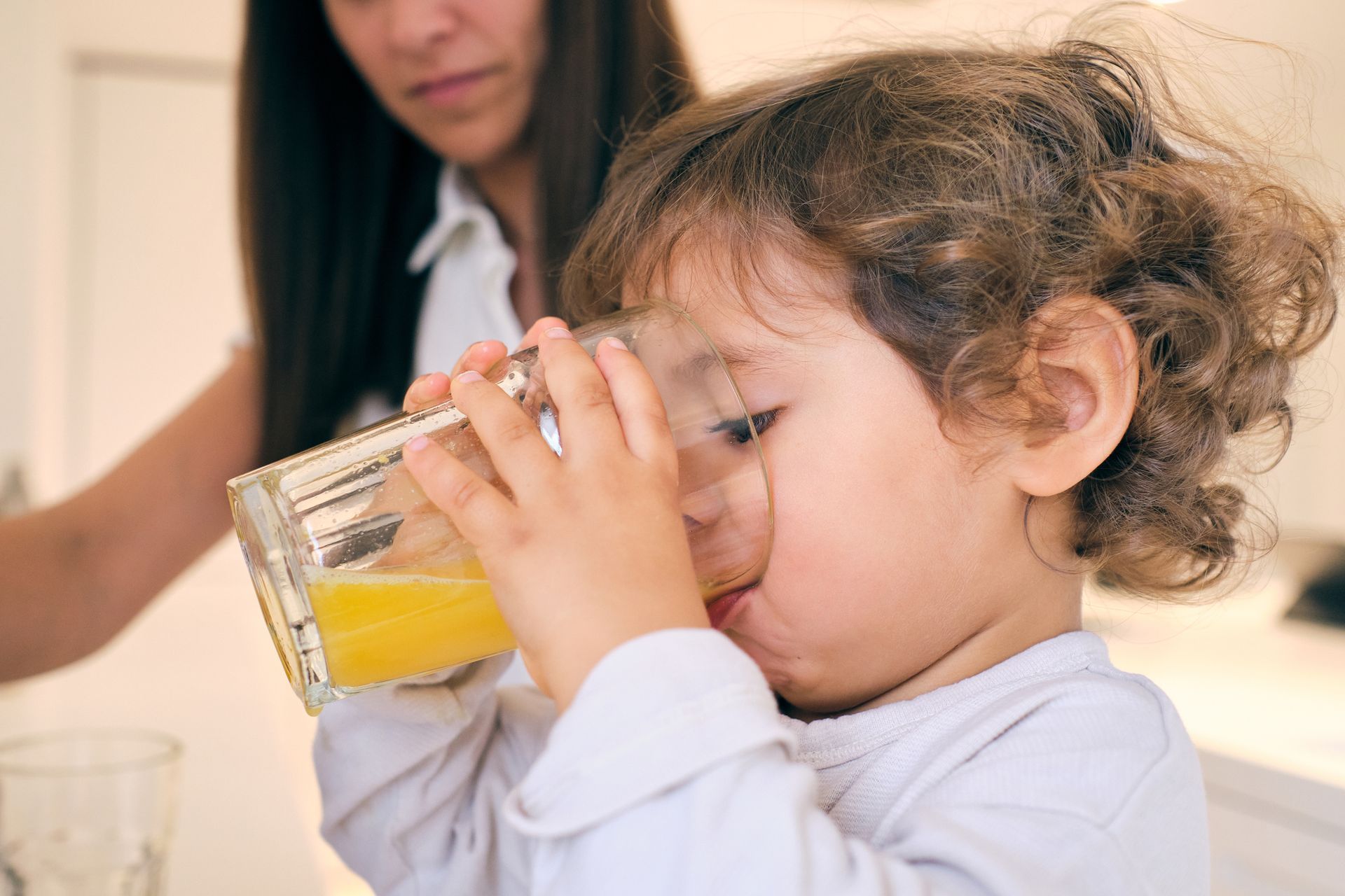 Criança bebendo Suco