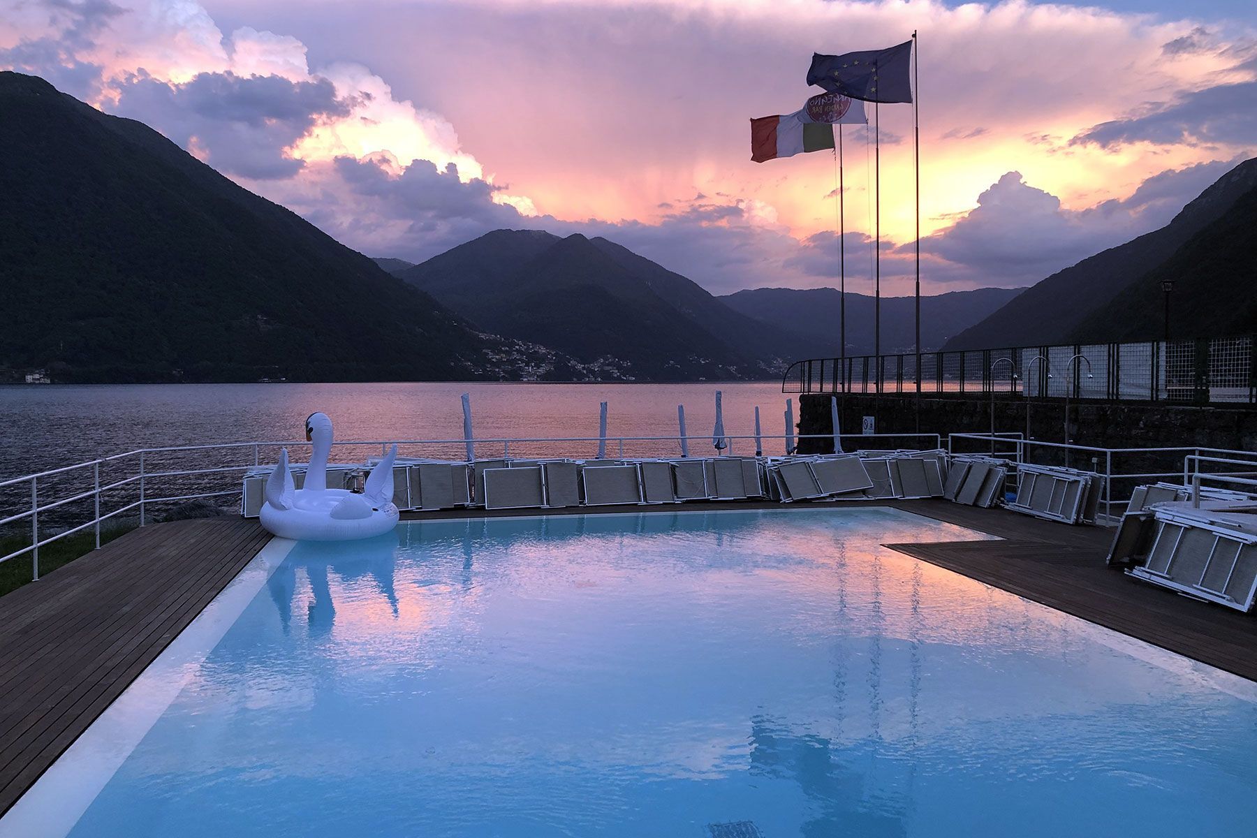 tramonto in piscina sul lago di como