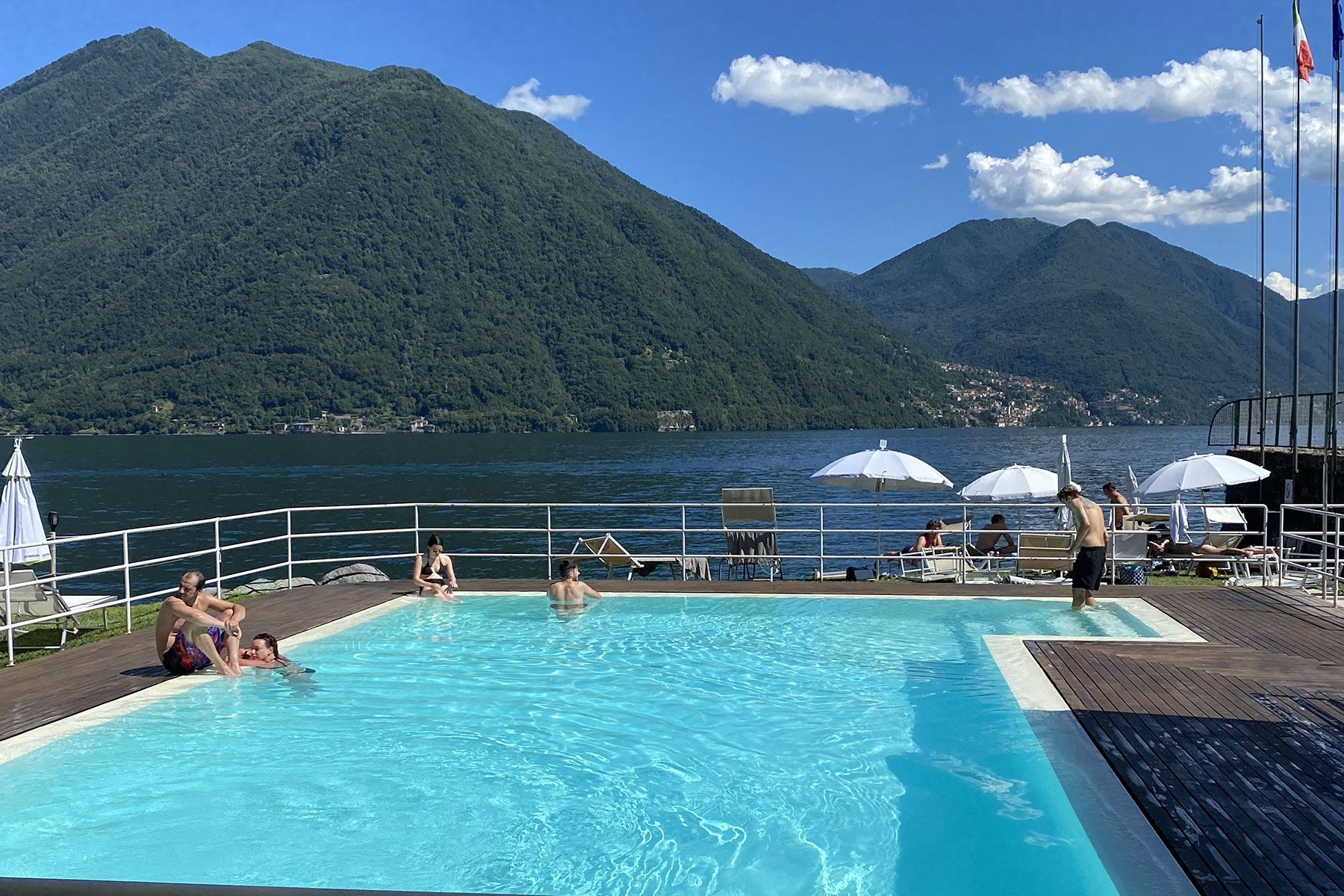 piscina sul lago di como