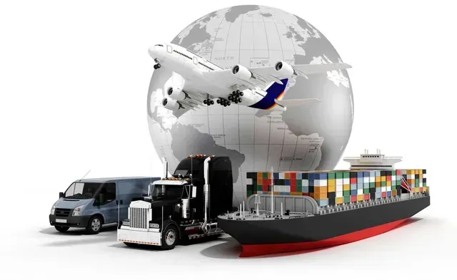 Un camión, una camioneta, un avión y un barco están sentados frente a un globo terráqueo.