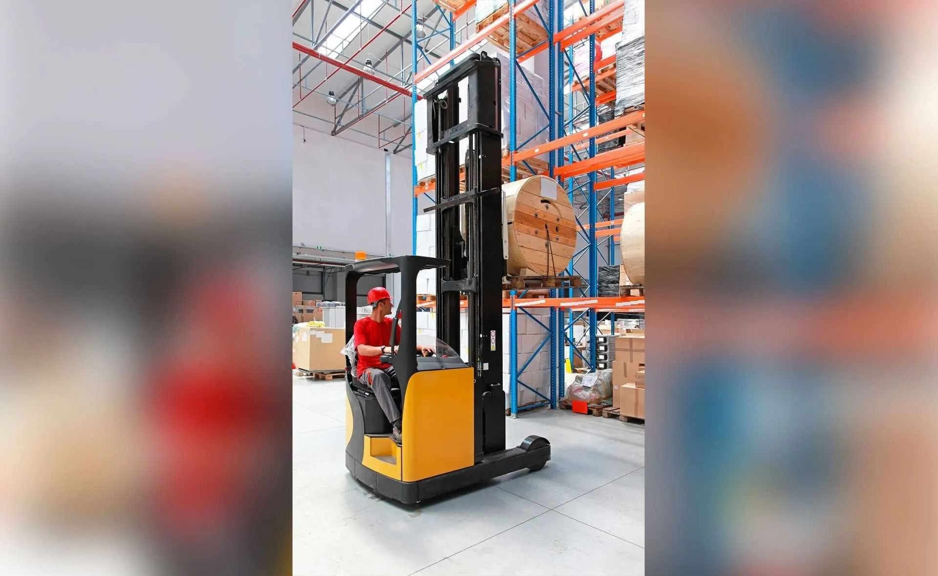 Un hombre conduce una carretilla elevadora en un almacén.