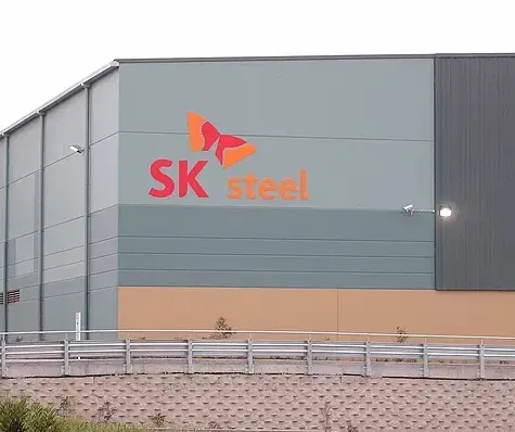A large building with the word sk steel on it