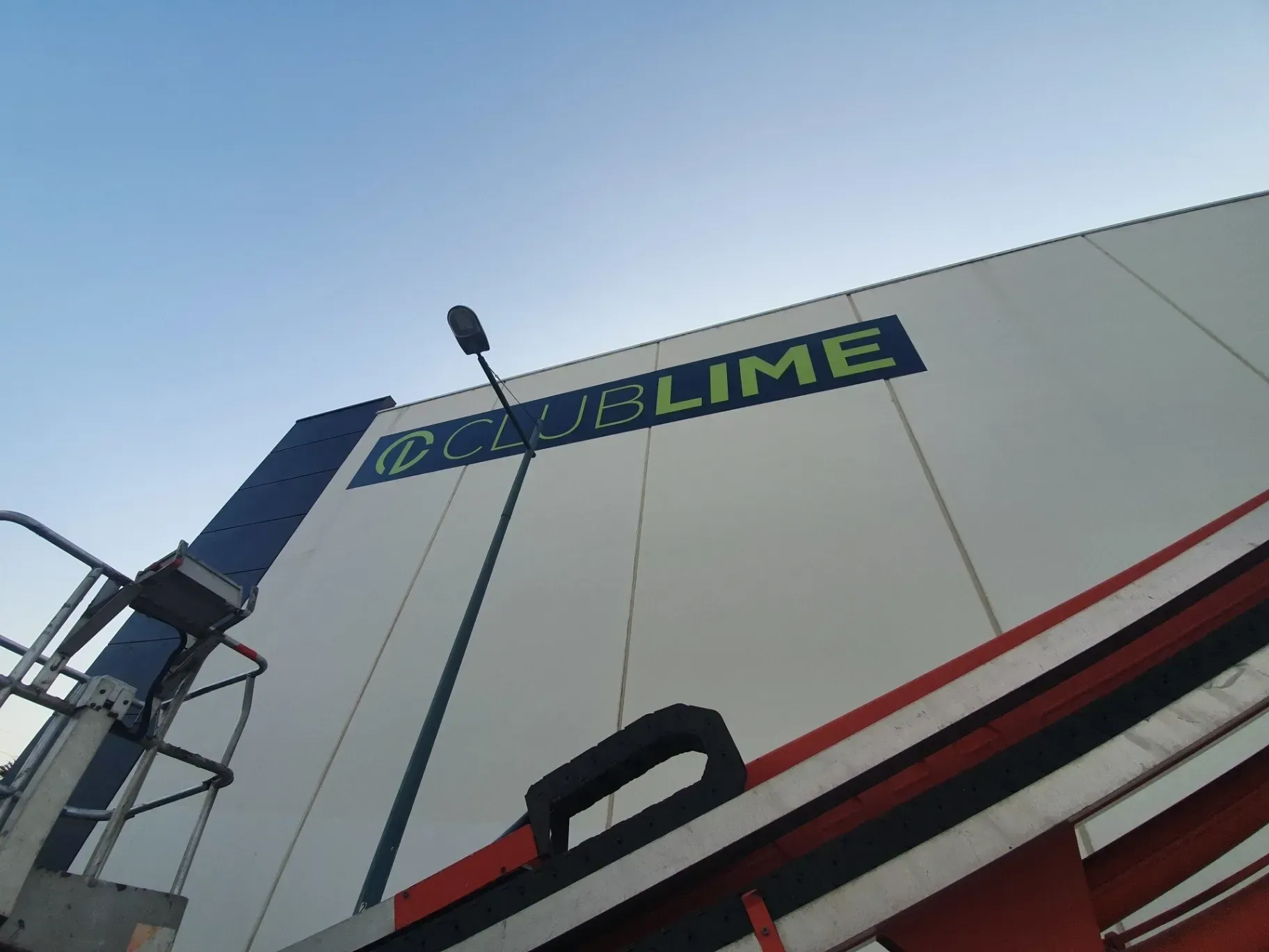 A building with the word dublime on it