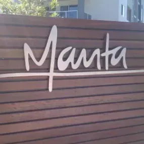 A wooden fence with the word manta written on it
