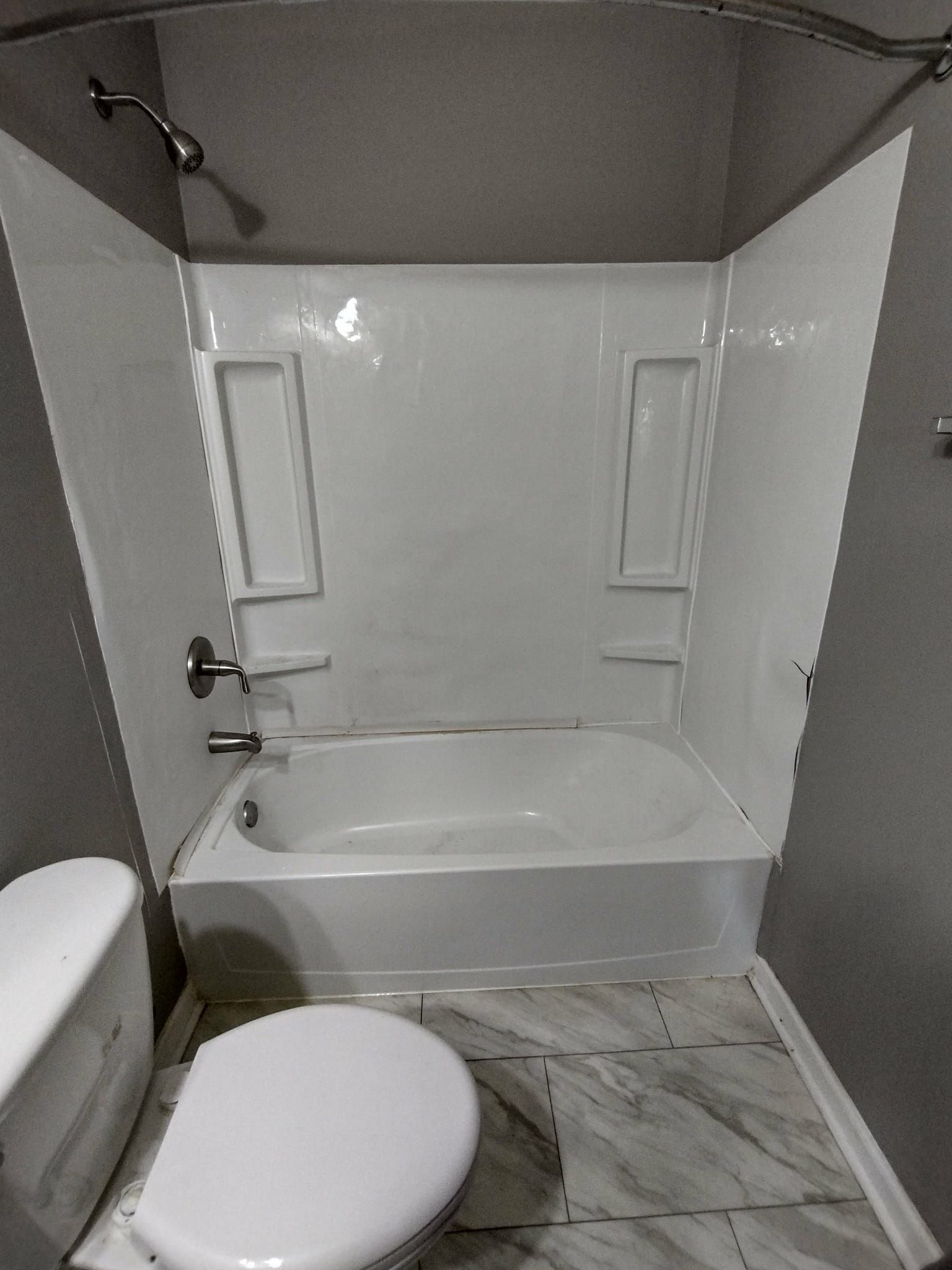 Image of a bathroom before the bathroom renovation. 