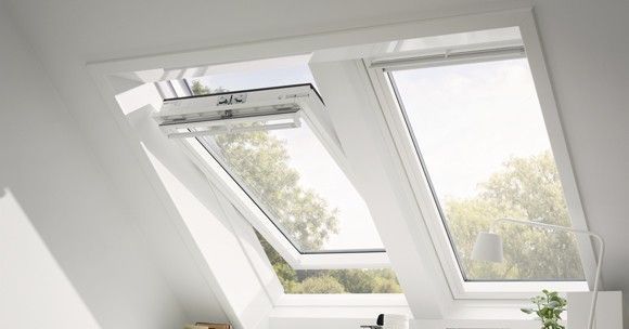 Er zit een dakraam in het plafond van een kamer.