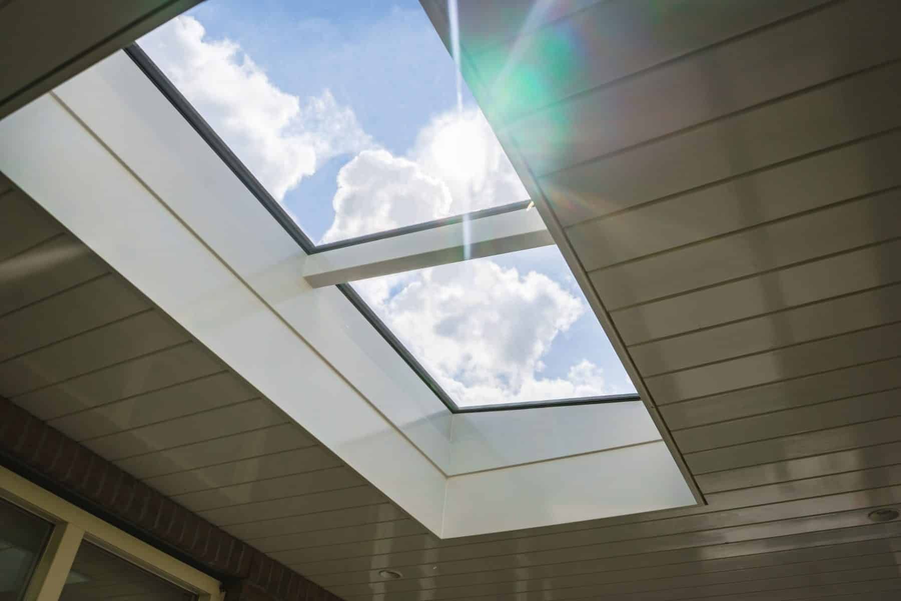 De zon schijnt door het dakraam in het plafond