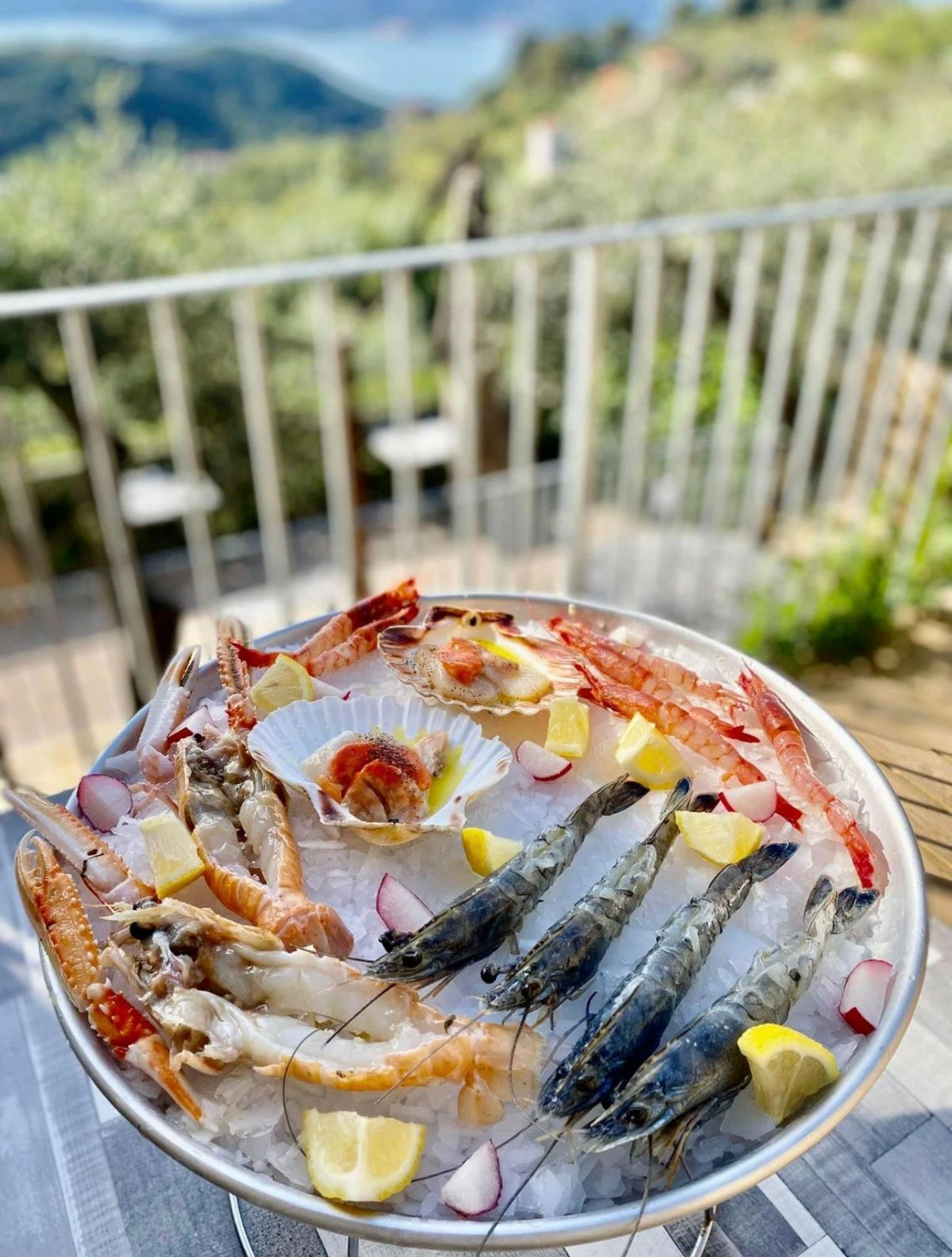 portata di pesce servita in terrazza