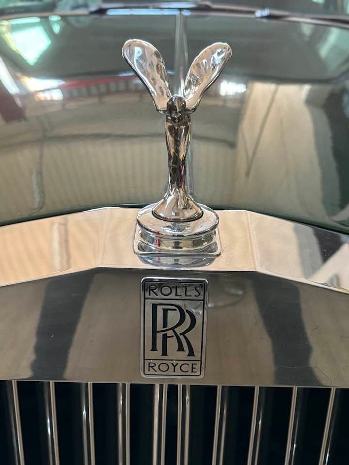 Ornamento e griglia del cofano Rolls-Royce su un cofano lucido di un'auto di lusso.