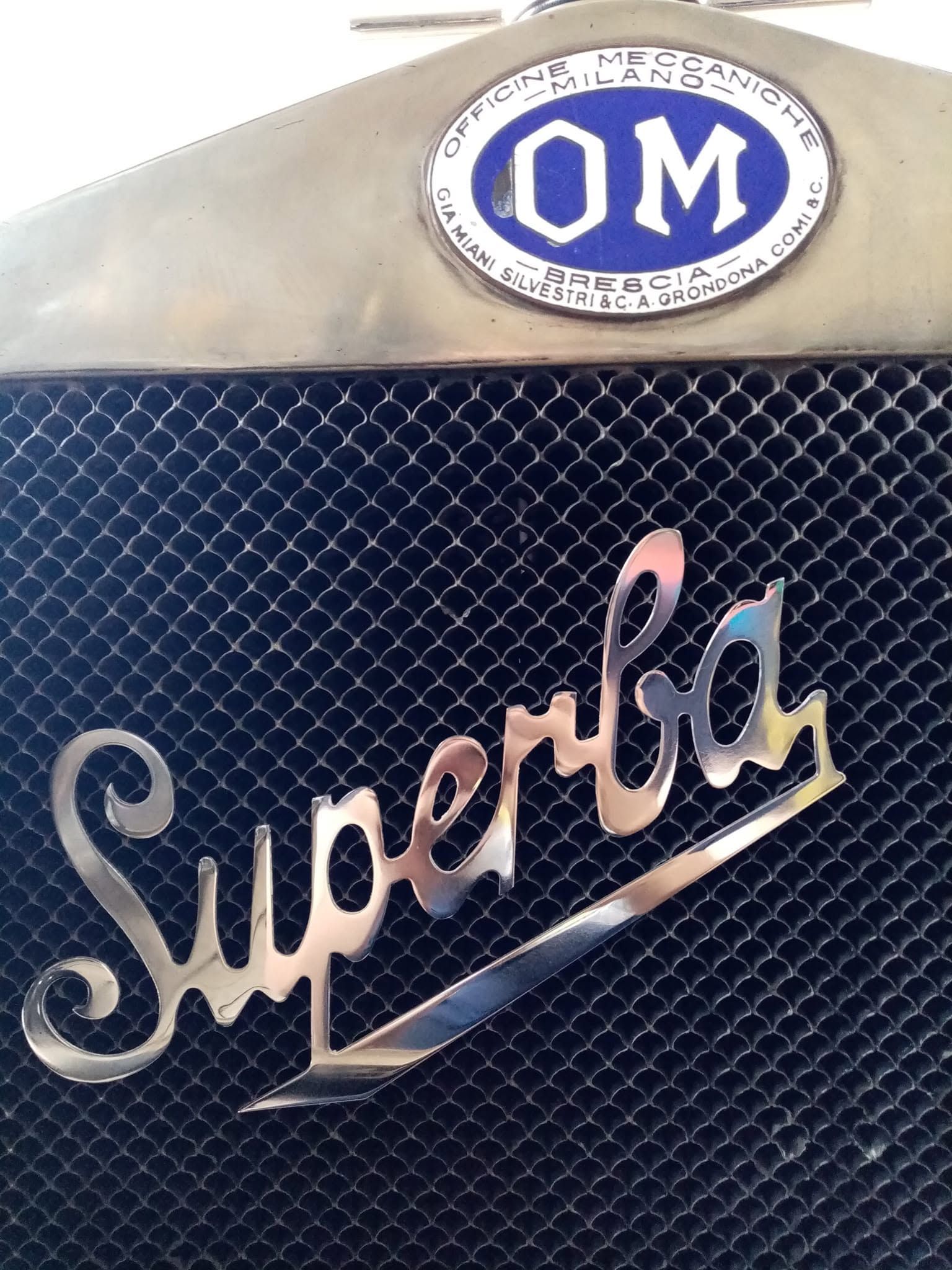 Primo piano della griglia di un amplificatore Superba blu e argento con la targhetta