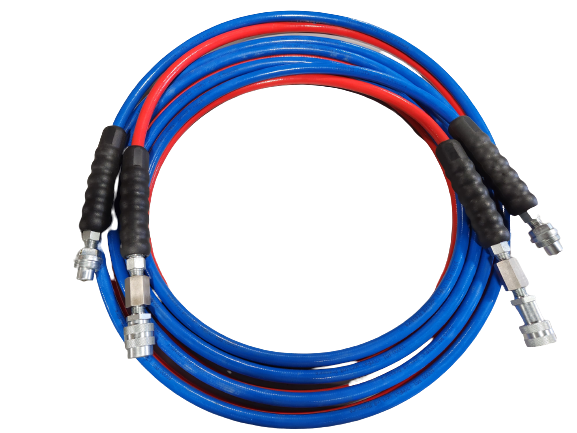 Un ensemble enroulé de deux tuyaux d'air bleus et rouges avec poignées noires et connecteurs métalliques à chaque extrémité.