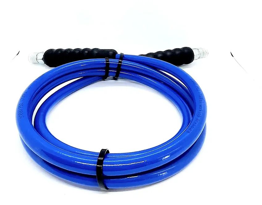 Corde à sauter bleue à poignées noires enroulée sur fond blanc.
