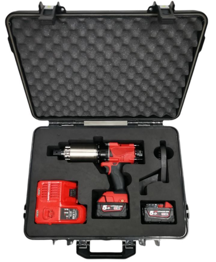 Outil électrique rouge et noir, batteries et chargeur dans une mallette noire avec inserts en mousse.