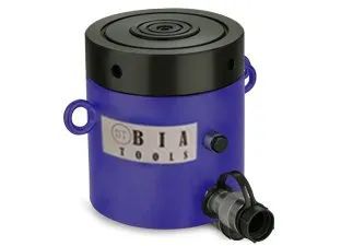 Vérin hydraulique bleu avec dessus noir, plaque signalétique argentée et raccord de tuyau noir.