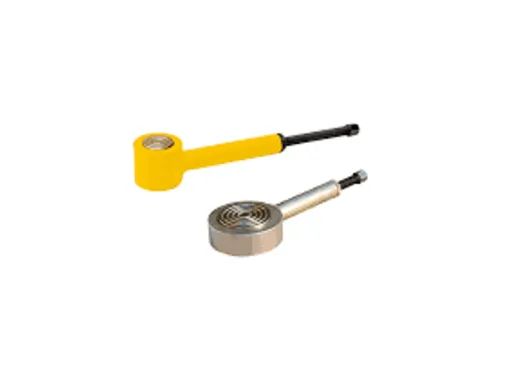 Deux vérins hydrauliques, un jaune, un argenté.