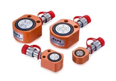 Cinq vérins hydrauliques orange avec bouchons rouges et raccords argentés, vus de dessus.