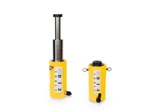 Deux vérins hydrauliques jaunes, l'un déployé, l'autre rétracté, sur fond blanc.