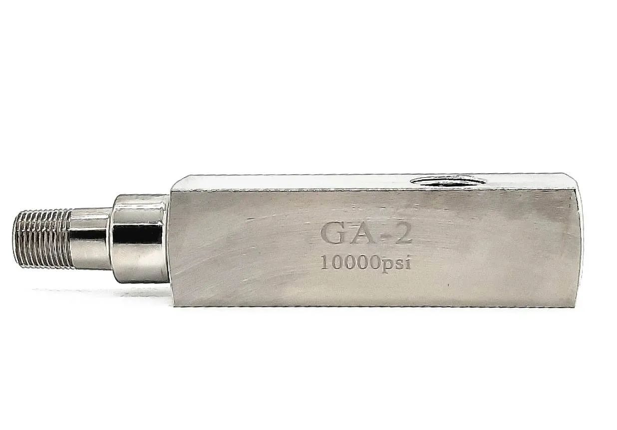 Raccord industriel en métal argenté portant l'inscription « GA-2 10000psi », avec extrémité filetée et corps hexagonal.