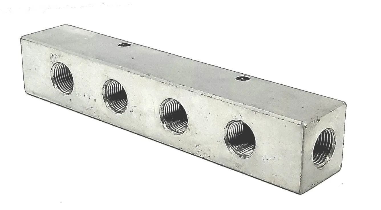 Bloc de connexion électrique argenté avec cinq trous filetés pour le raccordement des fils.