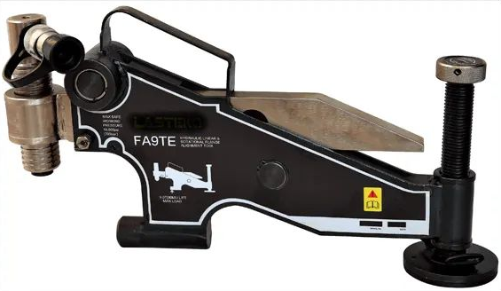 Outil FASTE noir et argent avec poignée, lame inclinée et support réglable ; pour usage industriel.