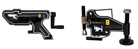 Deux outils de fabrication en métal noir, avec des accents et des marquages ​​blancs, pour le travail de la tôle.