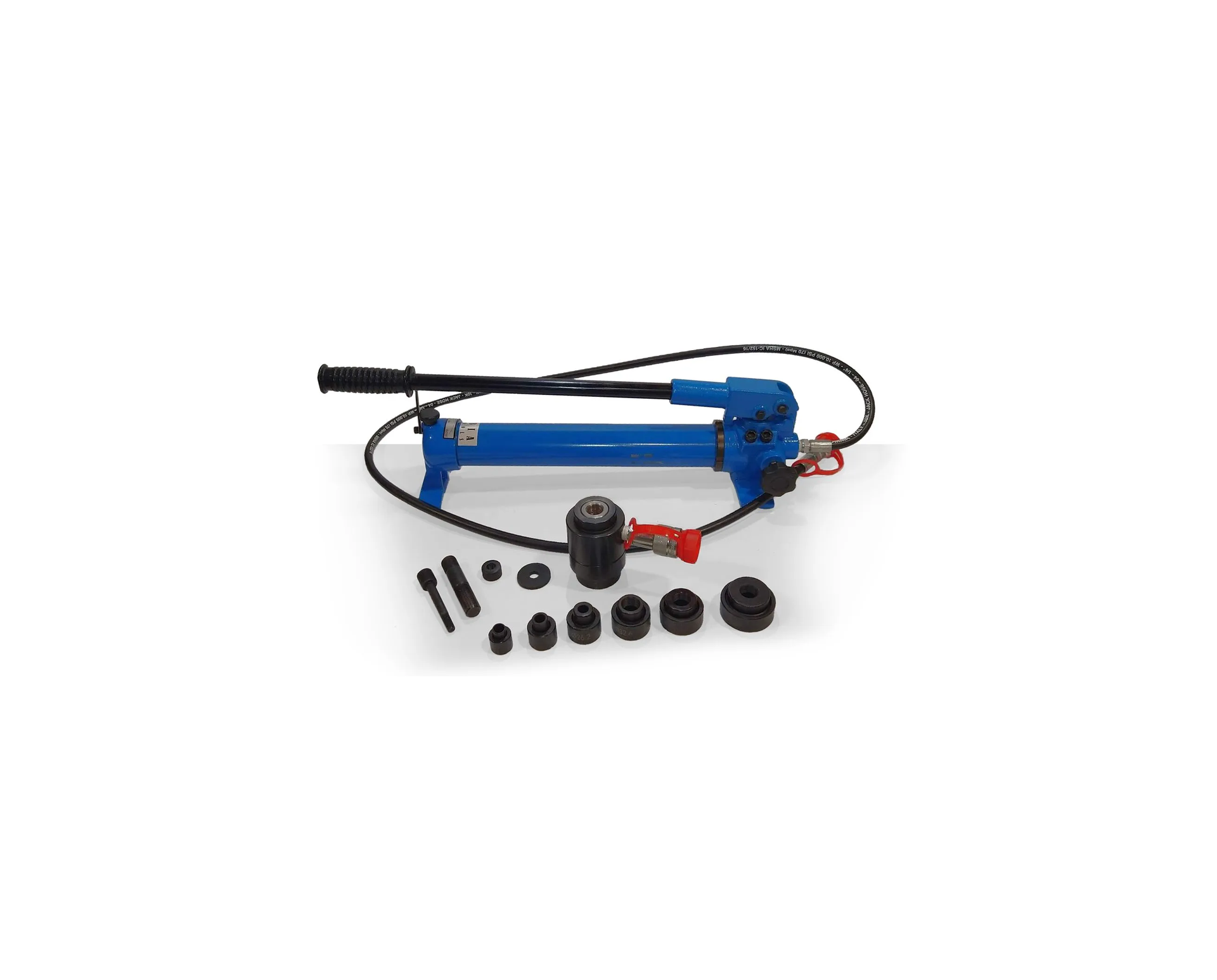 Une pompe hydraulique manuelle bleue avec un tuyau et un ensemble de divers accessoires de poinçonnage et de matrices métalliques sur une surface blanche.