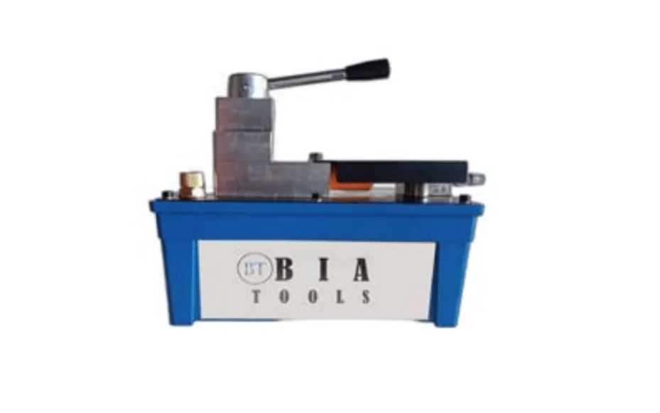 Pompe hydraulique manuelle de la marque BIA Tools, dotée d'un réservoir rectangulaire bleu et d'un mécanisme à poignée argentée.