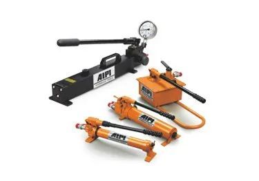 Ensemble d'équipement hydraulique : pompe avec manomètre, vérins orange et noir.